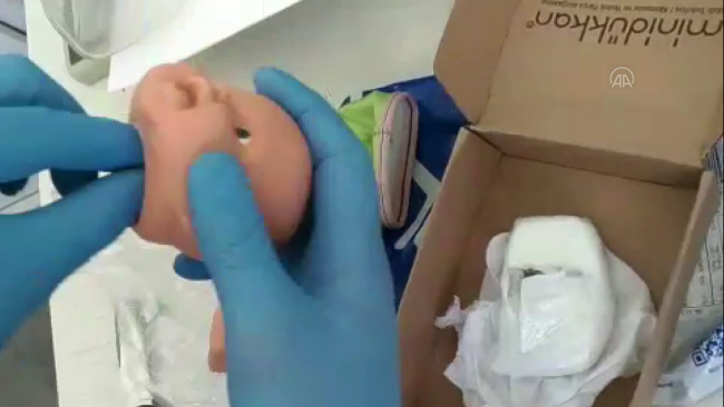 Oyuncak bebeğin içinden uyuşturucu çıktı